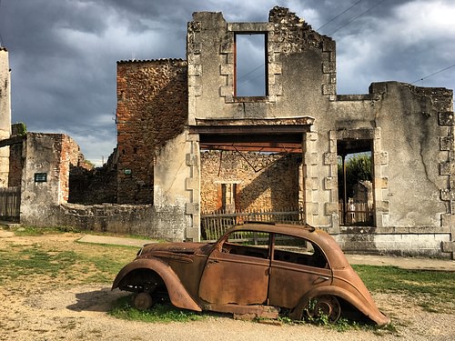 Burned-down House in Oradour-sur-Glane, France (by Davdavlhu, CC BY-SA) Burned-down House in Oradour-sur-Glane, France (by Davdavlhu, CC BY-SA)